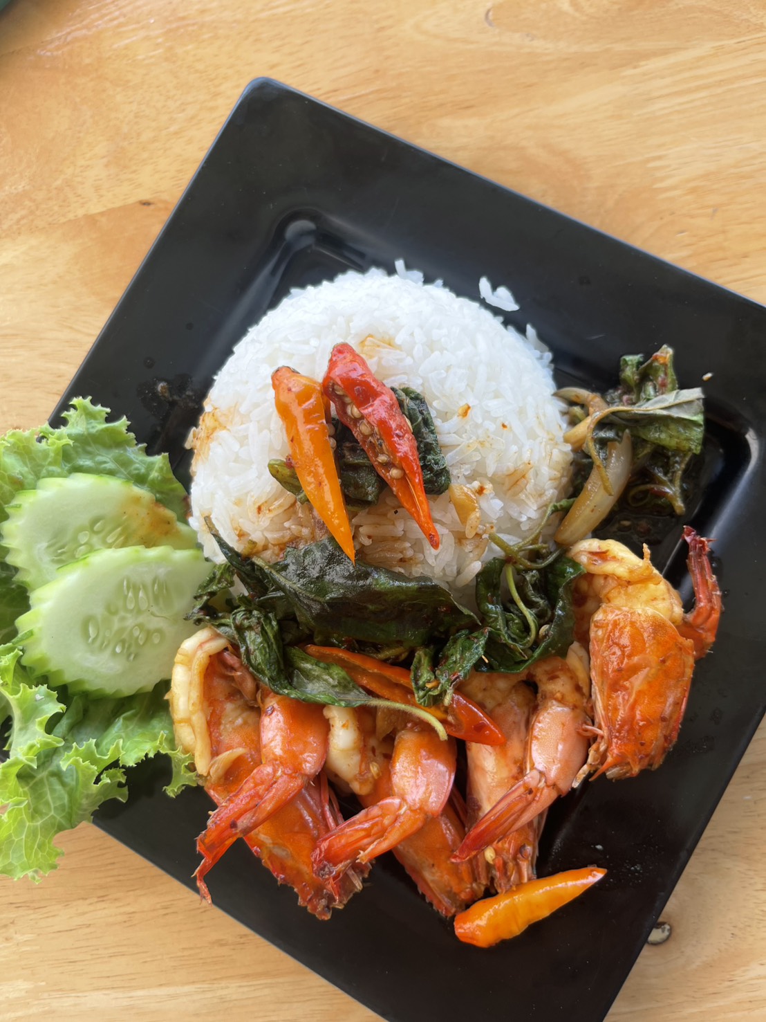 กระเพรากุ้งราดข้าว