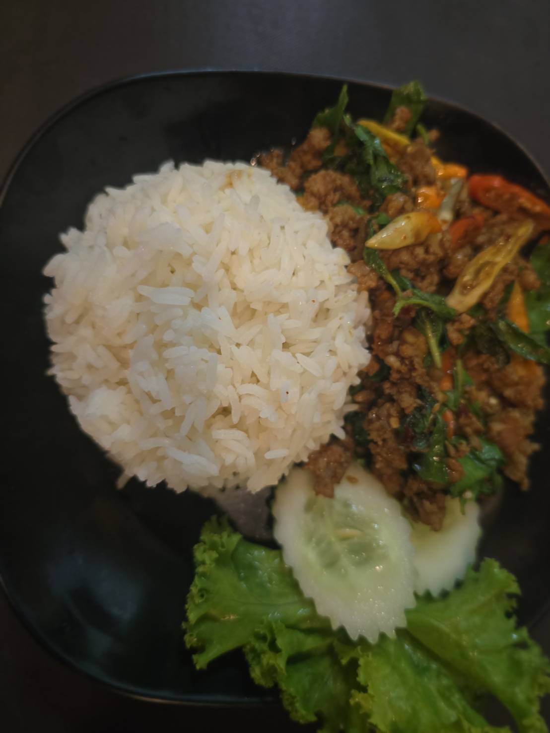 กระเพราเนื้อราดข้าว